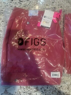 FIGS Unisex Scrub Top in Mauve
